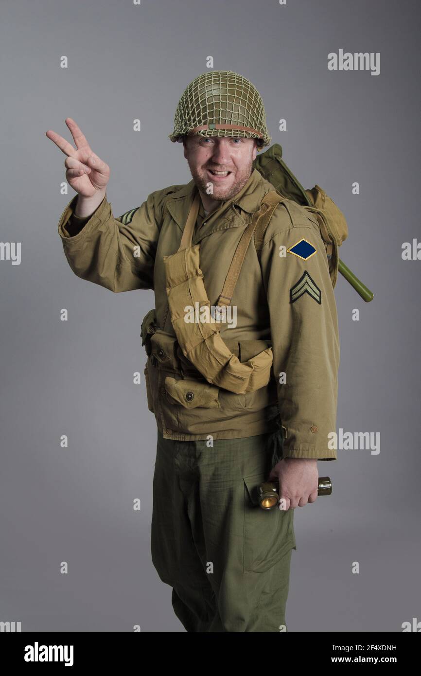 L'homme est un acteur dans l'uniforme militaire d'un garde-forestier  américain, portant un casque et avec une carbine entre ses mains, la  période de la Seconde Guerre mondiale est Photo Stock - Alamy