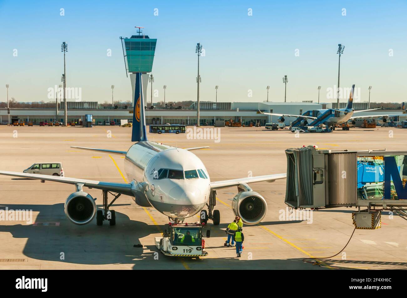 Avion passager arrivant au terminal de l'aéroport Franz-Josef-Strauss de Munich en Bavière, Allemagne Banque D'Images