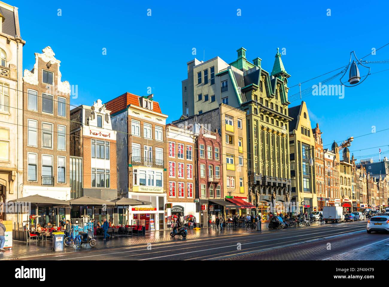 Panoramique de la typique Damrak à Amsterdam en Hollande en Pays-Bas Banque D'Images