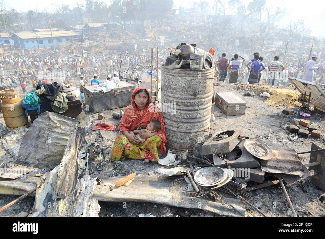 Cox's Bazar, Bangladesh. 23 mars 2021. Un incendie massif détruit environ 10000 foyers et 15 tués le lundi 22 mars dans le camp de réfugiés de Rohingya à Cox'x Bazar, Bangladesh.Credit: MD Zakirul mazed/Alamy Live News Banque D'Images