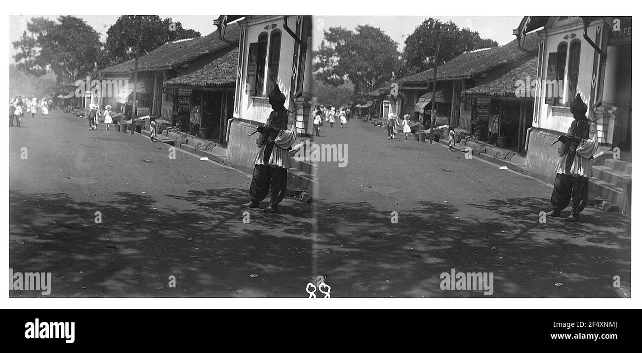 Chine: Scène de rue de maisons basses et de huttes Banque D'Images