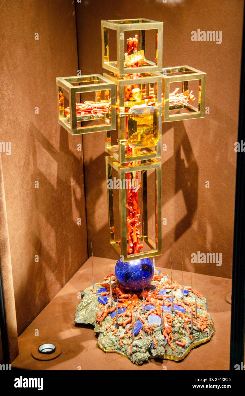 Bijoux faits par l'artiste espagnol et surréaliste Salvador Dali, dans le cadre de l'exposition Théâtre de Dali – Musée. Figueras, Espagne. Banque D'Images