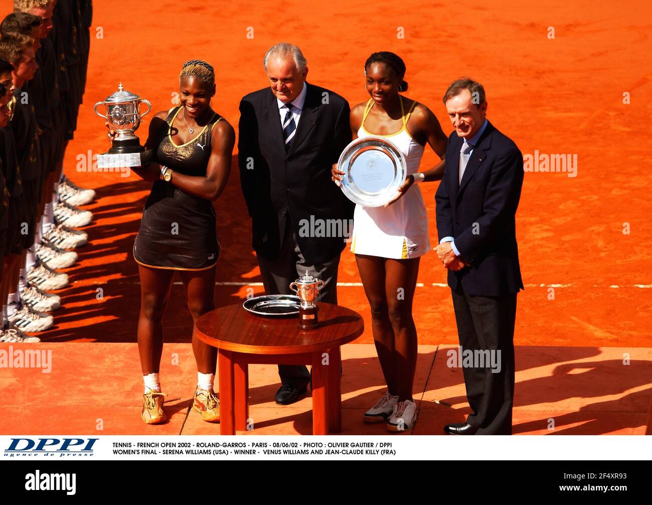 TENNIS - FRENCH OPEN 2002 - ROLAND-GARROS - PARIS - 08/06/02 - PHOTO : OLIVIER GAUTHIER / DPPI FINALE FÉMININE - SERENA WILLIAMS (ETATS-UNIS) - GAGNANTE - VENUS WILLIAMS ET JEAN-CLAUDE KILLY (FRA) Banque D'Images