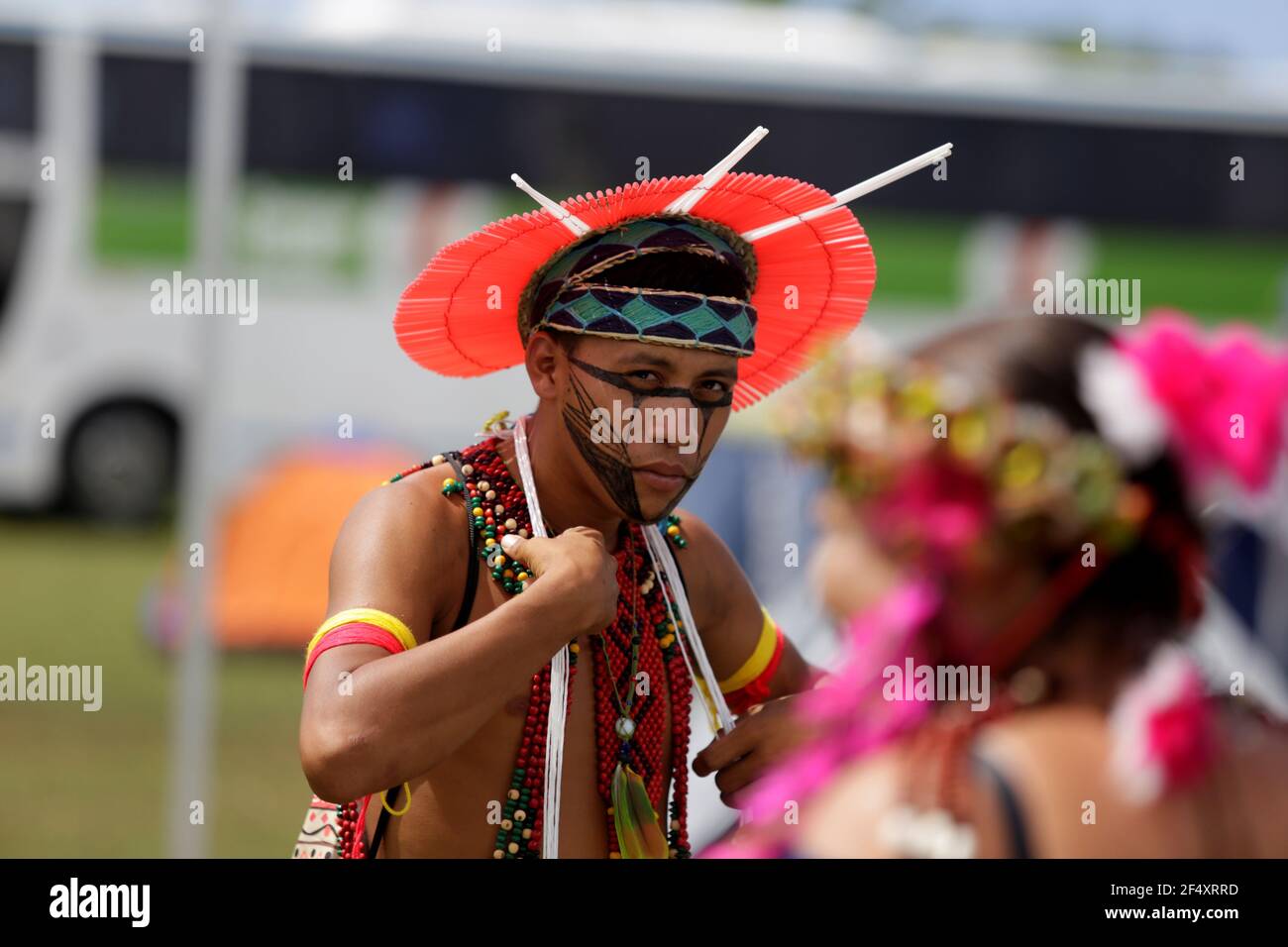 salvador, bahia / brésil - 7 mai 2019: Autochtones de la tribu Bahia sont vus pendant pour débattre de la conjoncture politique et exiger la démarcation des autochtones Banque D'Images
