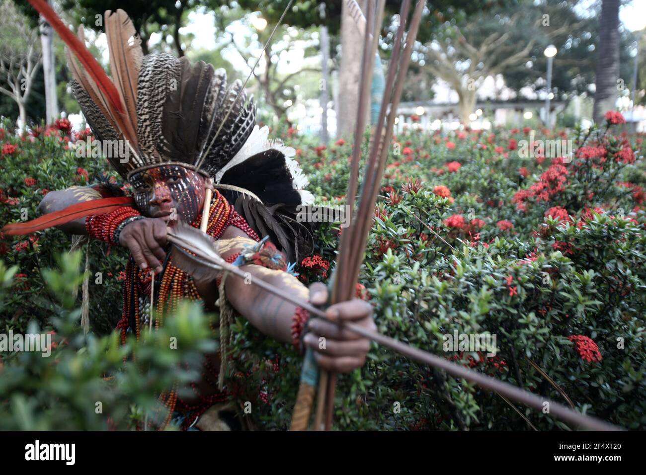 salvador, bahia / brésil - 7 mai 2019: Autochtones de la tribu Bahia sont vus pendant pour débattre de la conjoncture politique et exiger la démarcation des autochtones Banque D'Images