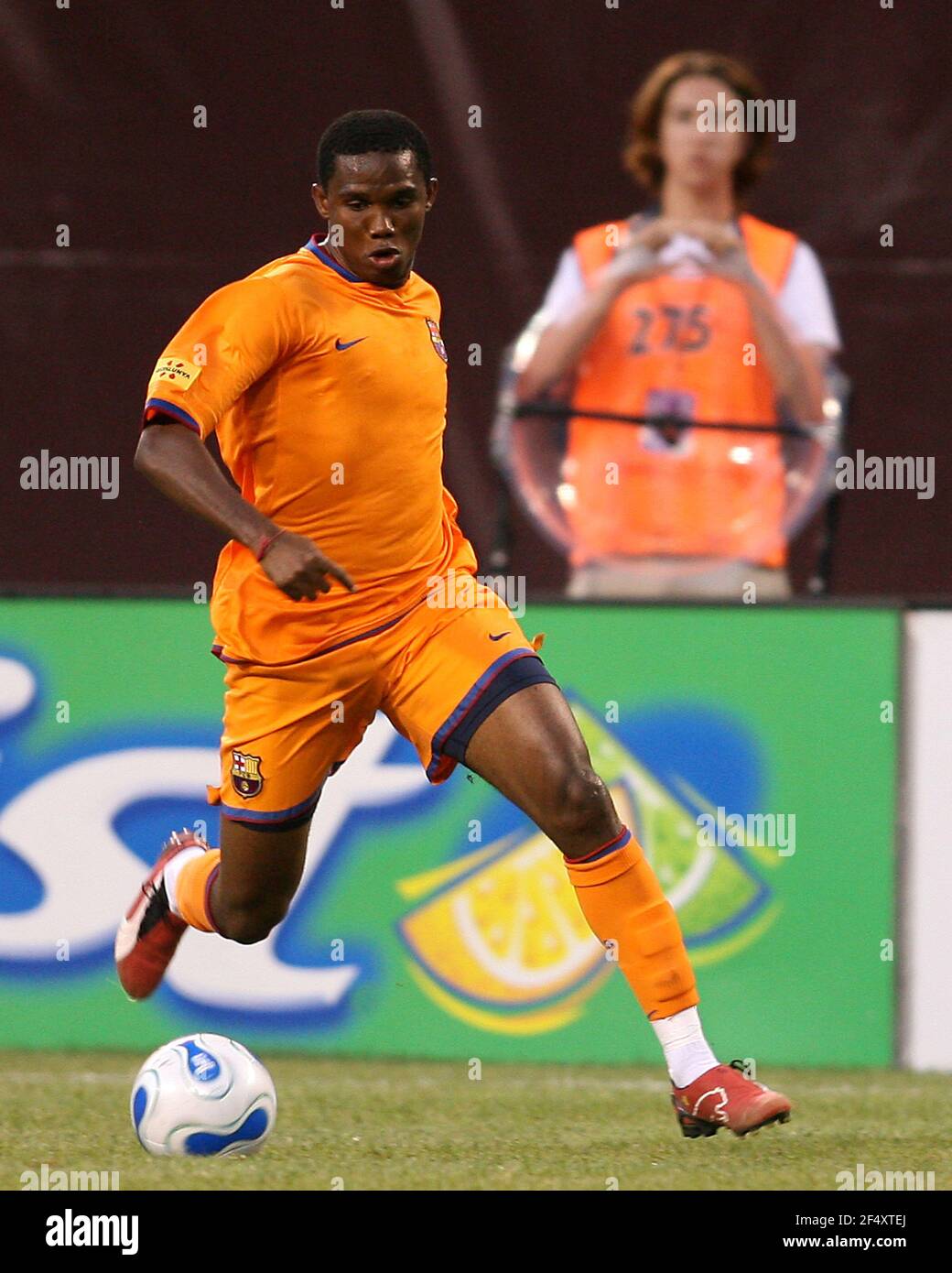 Samuel ETO'o entre de l'aile. Le FC Barcelone a démoli les Red Bulls de New York en 4-1, avant que plus de 79,000 000 fans ne soient venus au stade Giants, à East Rutherford, New Banque D'Images
