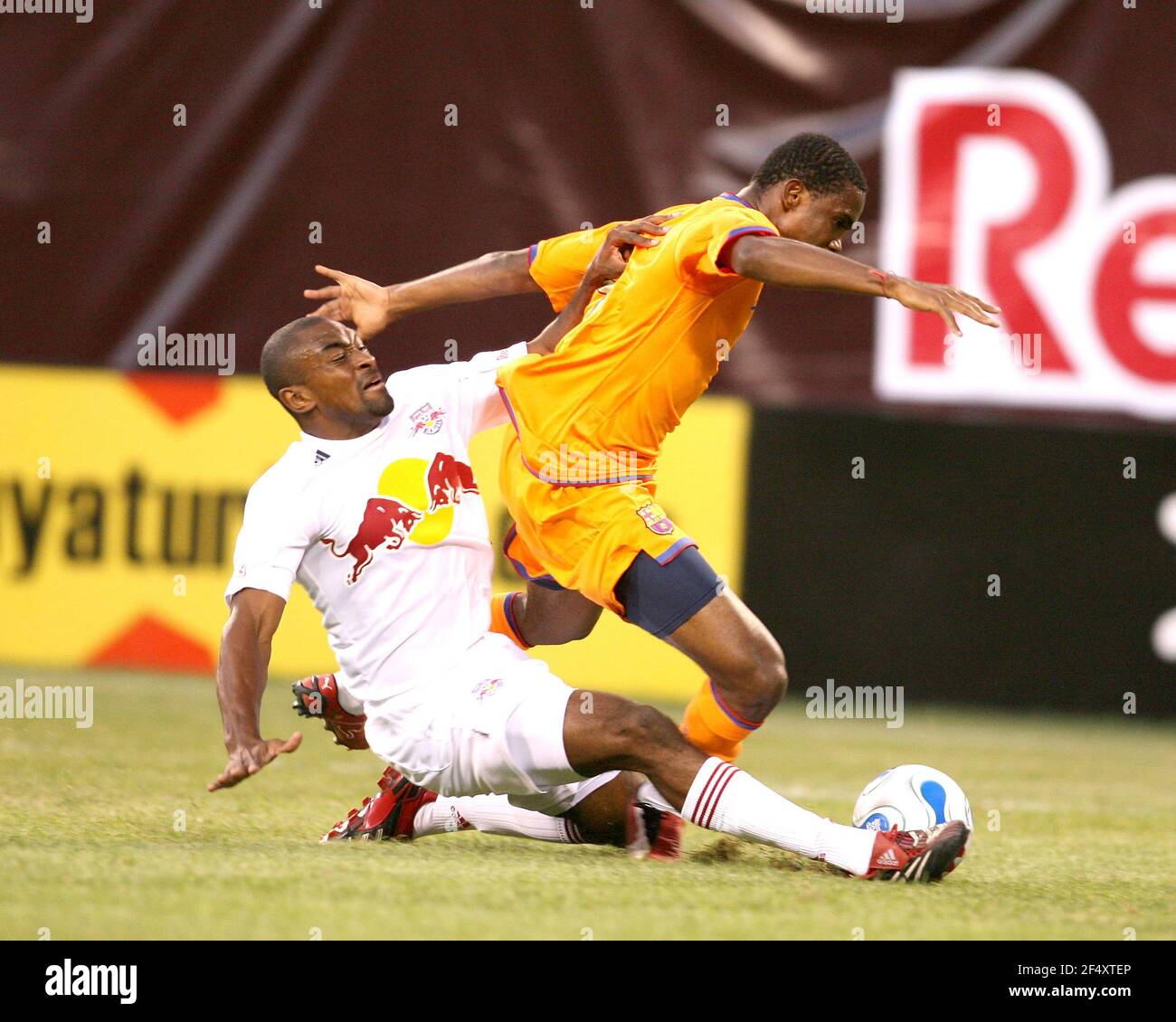 Marvell Wynne fait tomber Samuel ETO'o pour une pénalité, Ronaldinho a marqué à partir de la zone de pénalité pour son premier des deux buts. FC Barcelone Rouge démoli Banque D'Images
