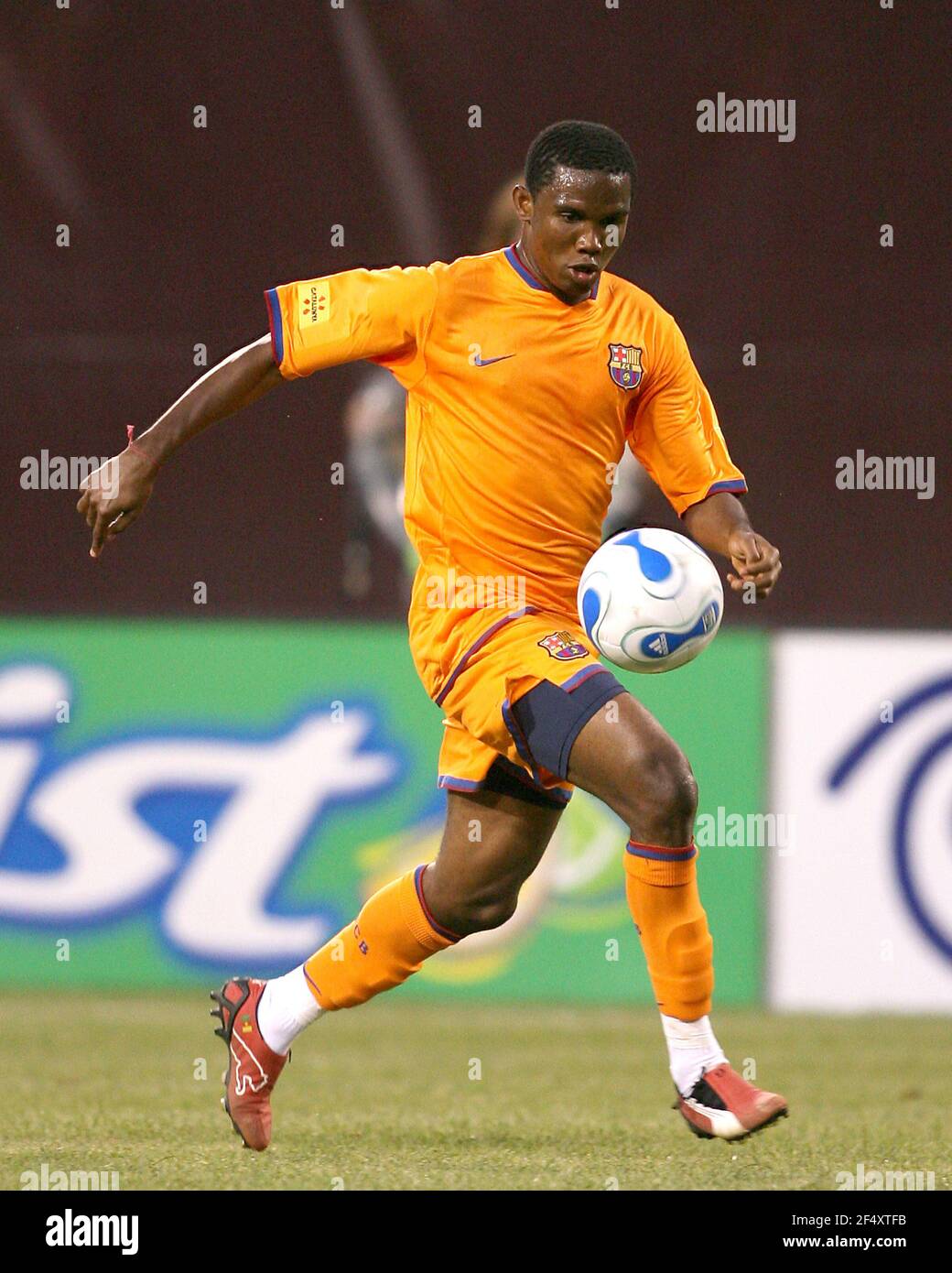 Samuel ETO'o déplace le ballon vers l'avant avec son genou. Le FC Barcelone a démoli les Red Bulls de New York en 4-1, avant que plus de 79,000 fans ne soient venus au stade Giants, East Ruth Banque D'Images