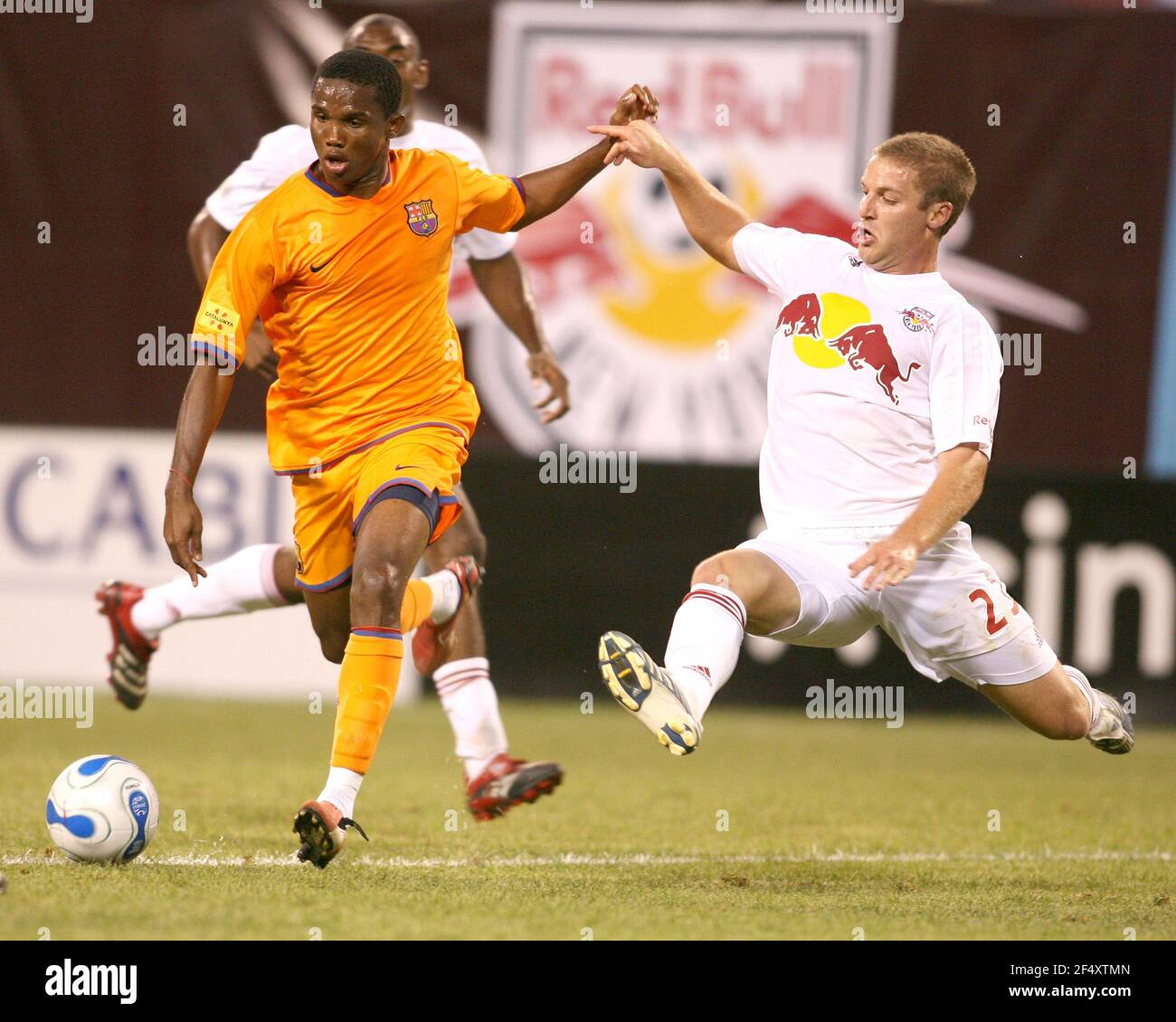 Jeff Parke s'attaque à Samuel ETO Le FC Barcelone a démoli Red Bull New York 4-1 devant plus de 79,000 fans au stade Giants, dans la partie est du Rutherf Banque D'Images