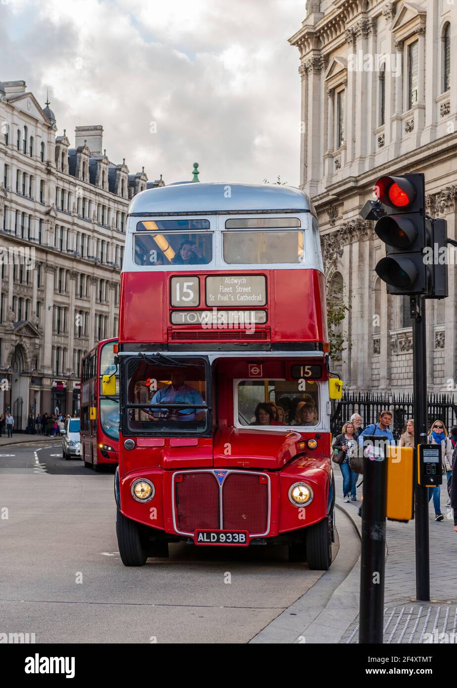 Célèbre bus à impériale, symbole de Londres, dans une rue de Londres, Angleterre, Royaume-Uni Banque D'Images