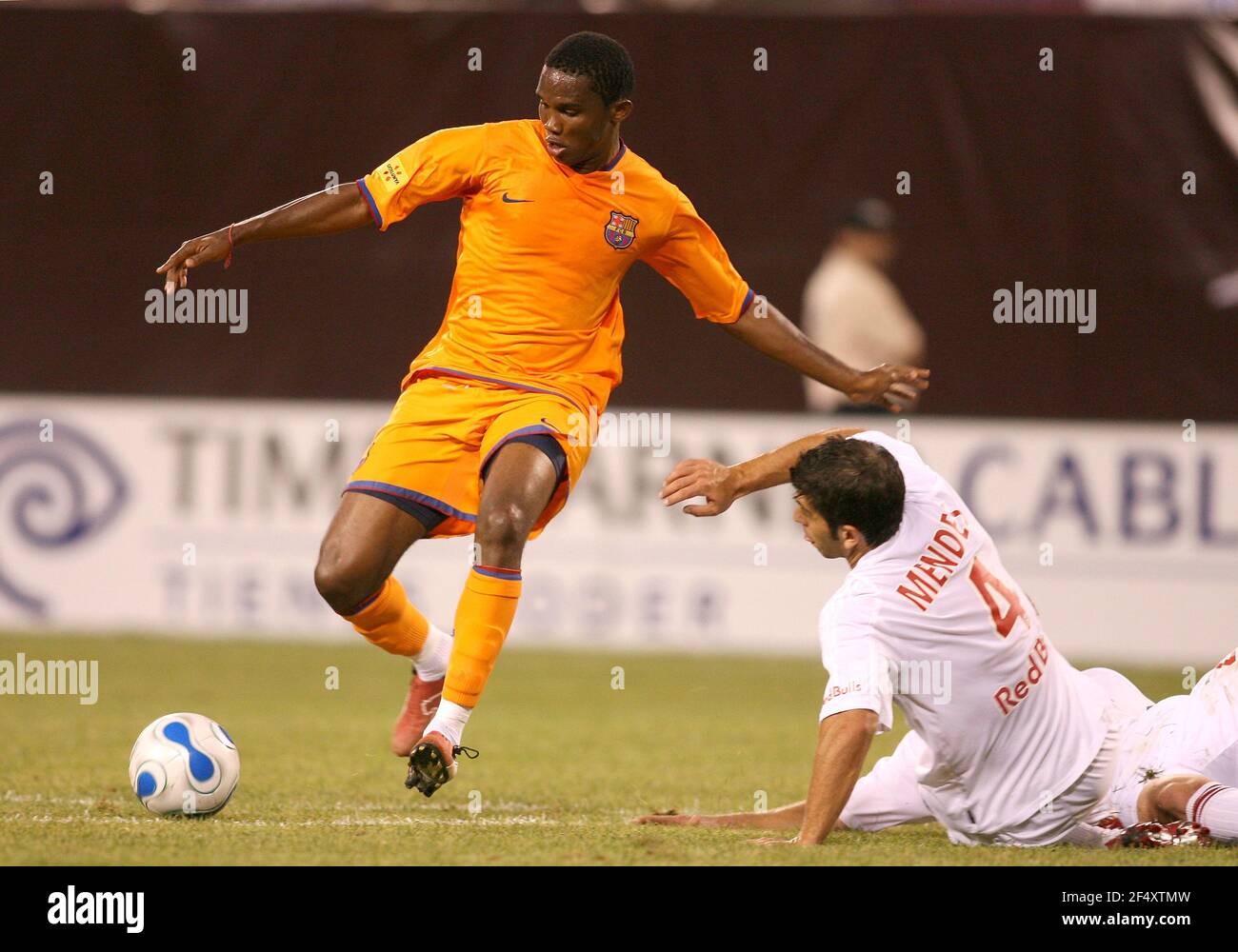 Carlos Mendes glisse au sol comme Samuel ETO'o va autour de lui. Le FC Barcelone a démoli les Red Bulls de New York en 4-1, avant plus de 79,000 fans à Giants St Banque D'Images