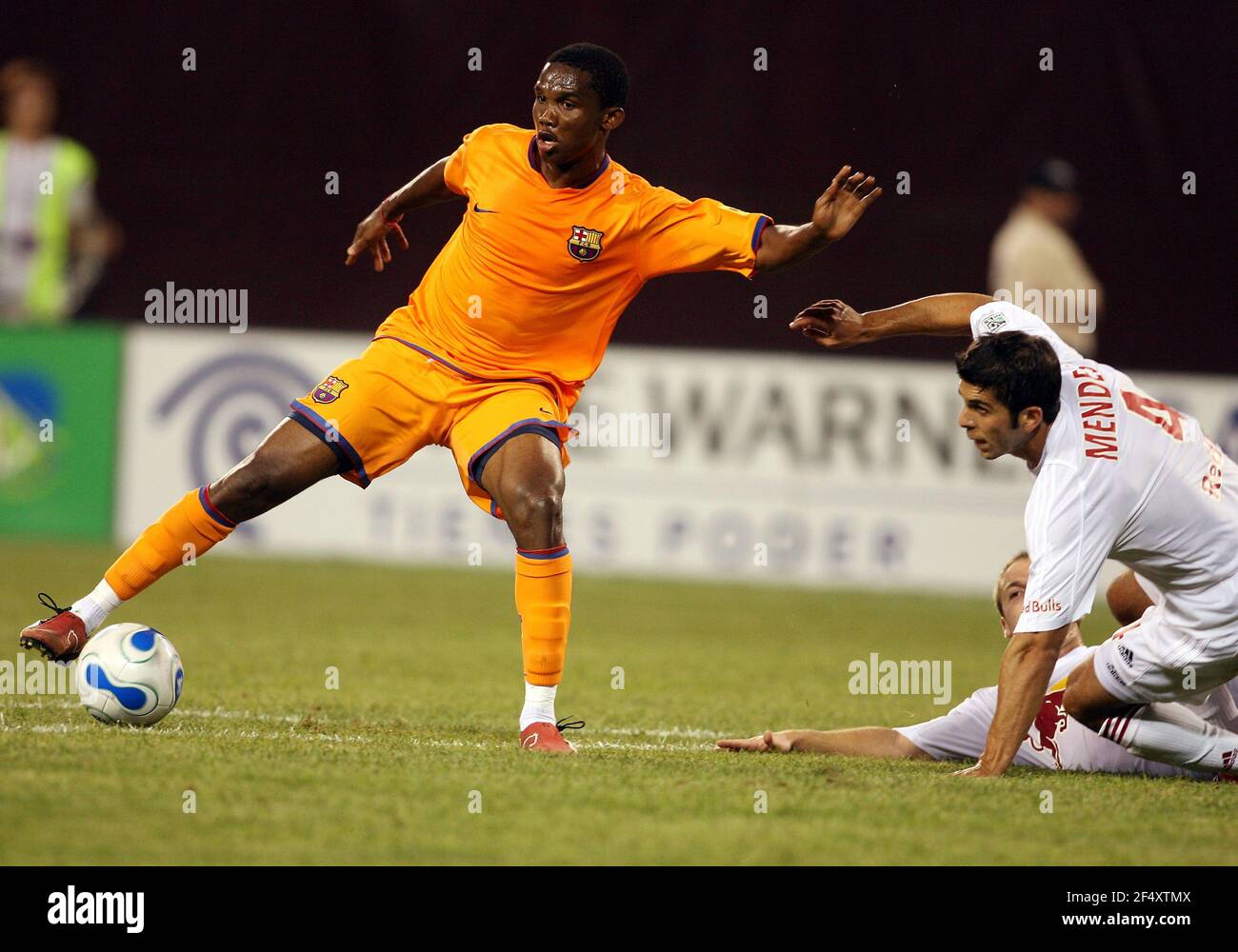 Carlos Mendes ne peut regarder que Samuel ETO'o déplace le ballon loin. Le FC Barcelone a démoli les Red Bulls de New York 4-1 avant plus de 79,000 fans à Giants sta Banque D'Images