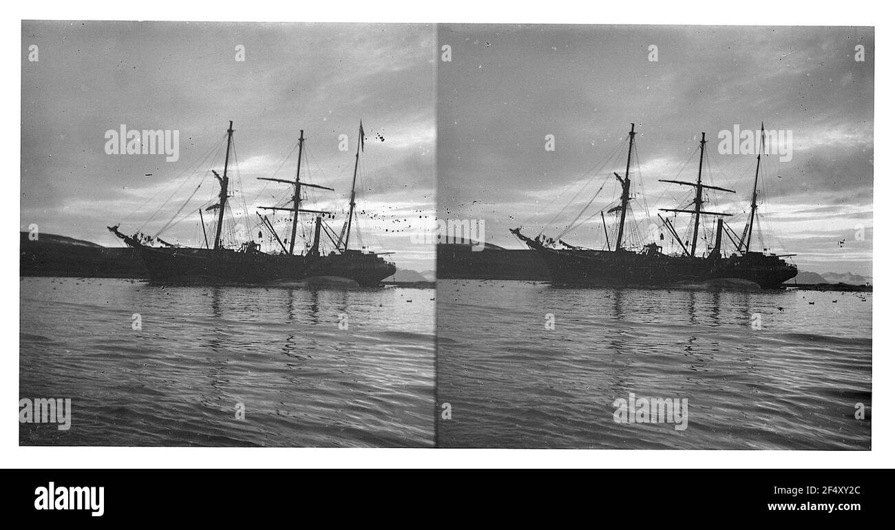 Islande ? : navire d'expédition Jan Mayen avec rendement de chasse à la baleine. Navire d'expédition de trois mètres à la chasse à la baleine devant la côte Banque D'Images