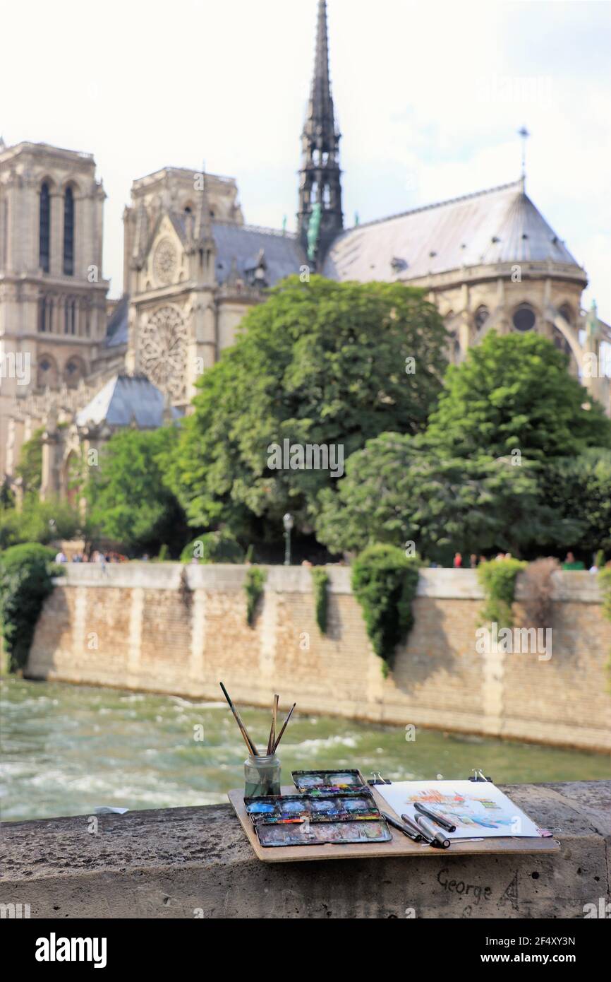 Rue Art le long des rives de la Seine surplombant notre Dame, Paris, France Banque D'Images