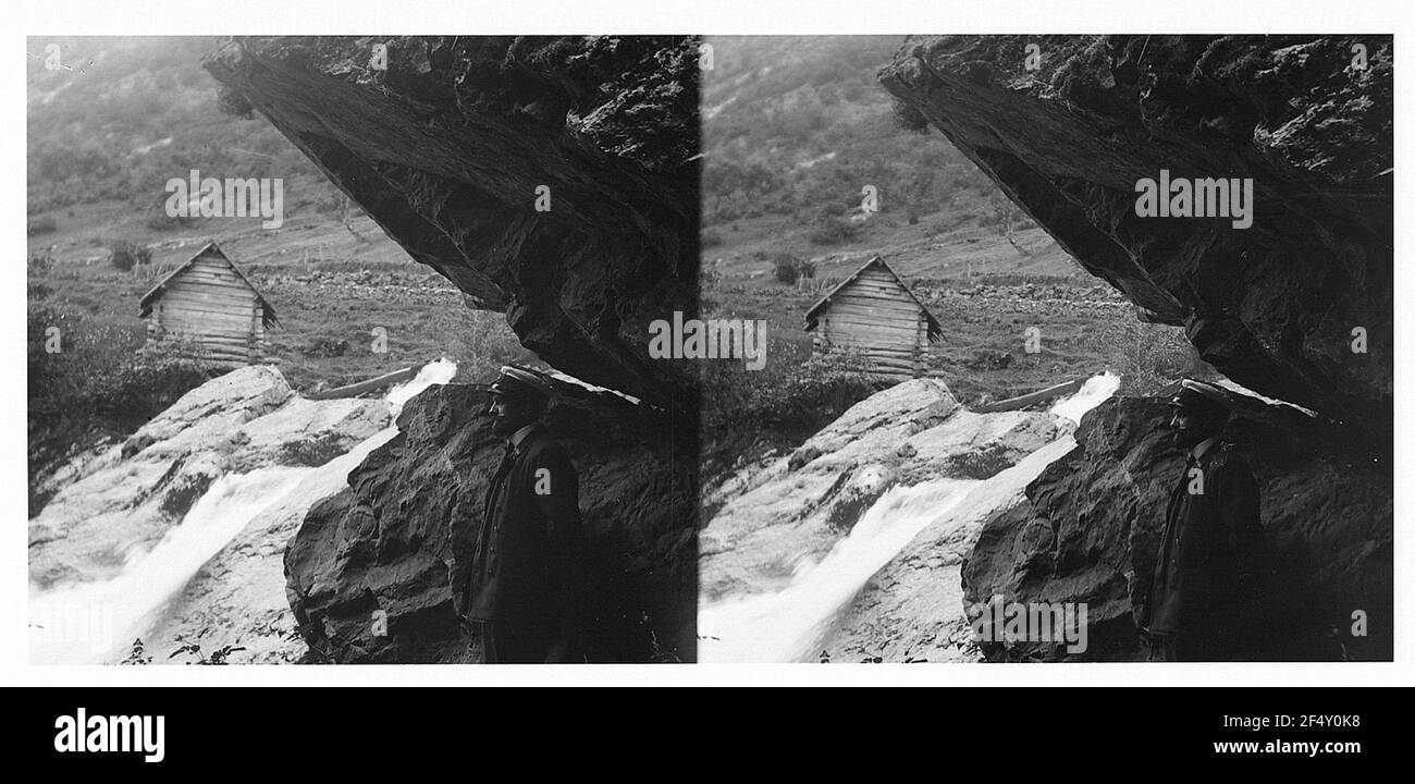 À Merok / Norvège: Cascade. Cabane en bois sur une cascade dans le paysage de montagne Banque D'Images