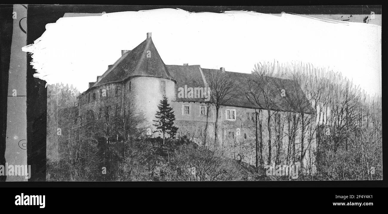 Bâton. Château avec église Banque D'Images