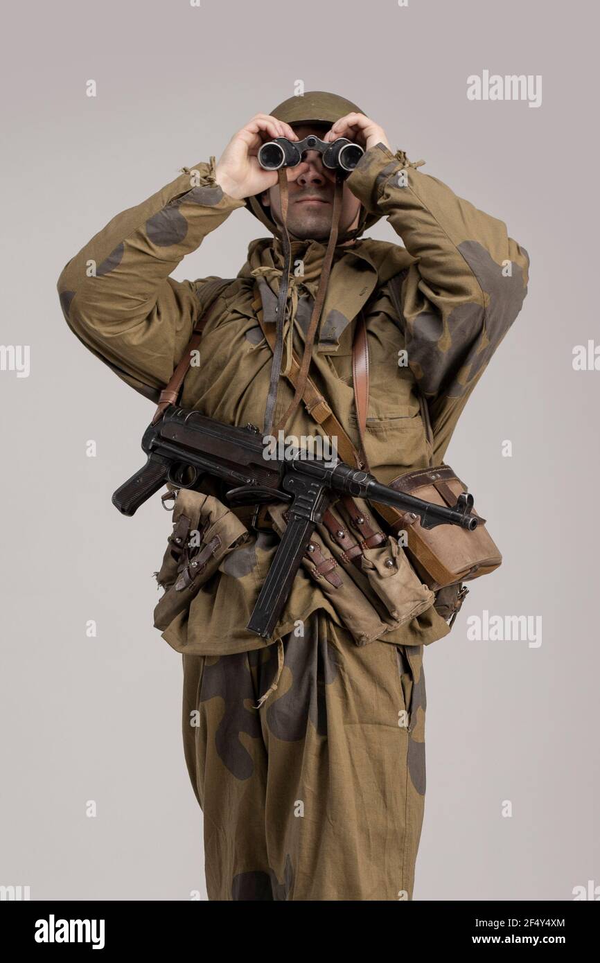 Homme adulte avec des jumelles à la main dans un ancien uniforme militaire  et camouflage des vêtements d'un soldat de l'armée soviétique pendant la Seconde  Guerre mondiale, 1943 Photo Stock - Alamy
