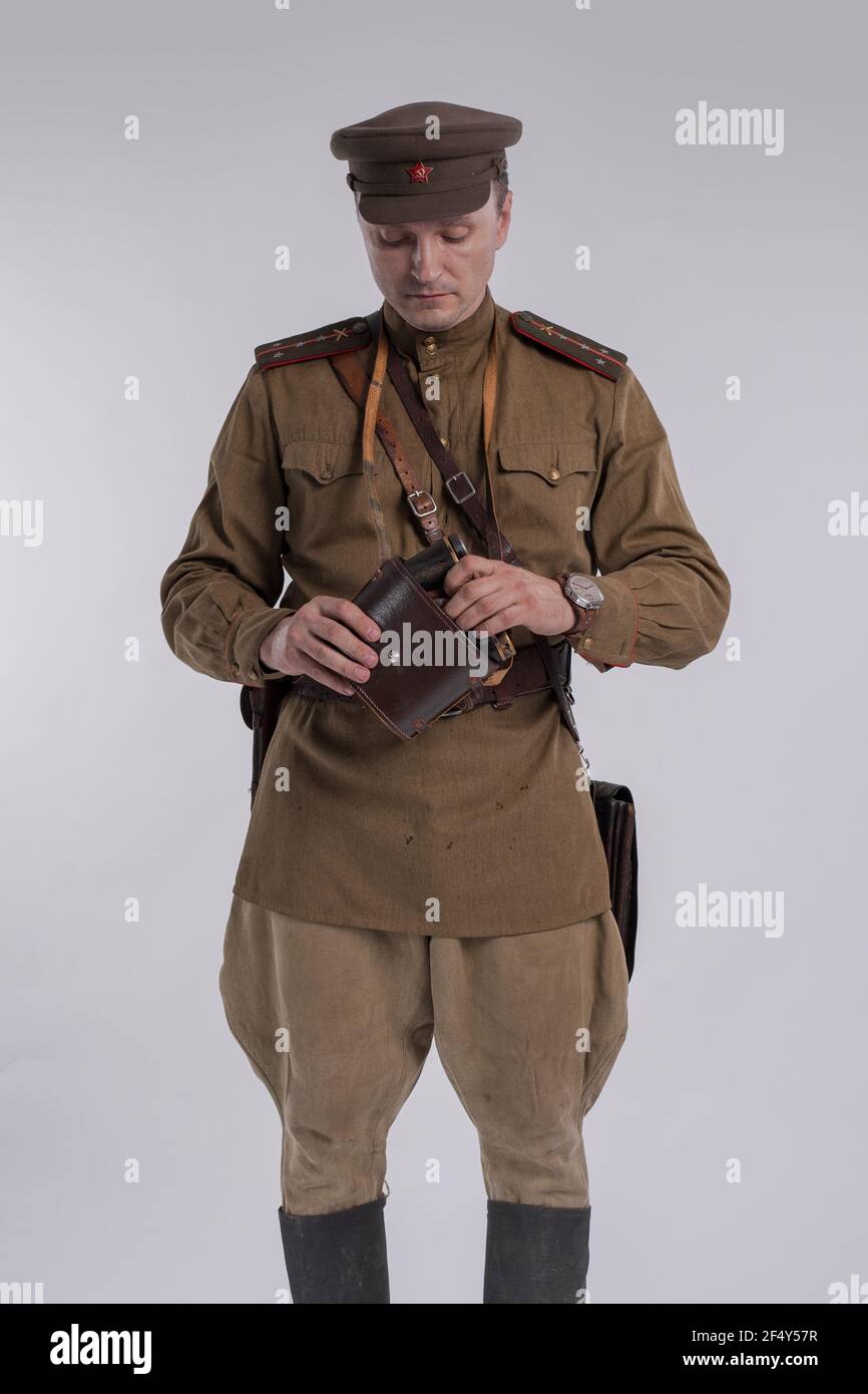 Acteur masculin dans l'uniforme d'un officier de l'armée soviétique pendant  la Seconde Guerre mondiale avec des jumelles dans ses mains Photo Stock -  Alamy