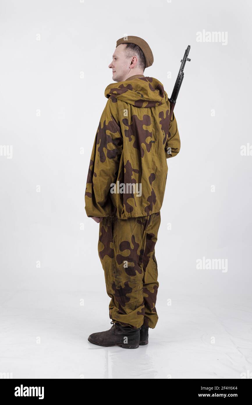 Acteur homme dans un ancien uniforme militaire et camouflage sniper vetement de marksman d un soldat de l armee sovietique pendant la Seconde Guerre mondiale Photo Stock Alamy