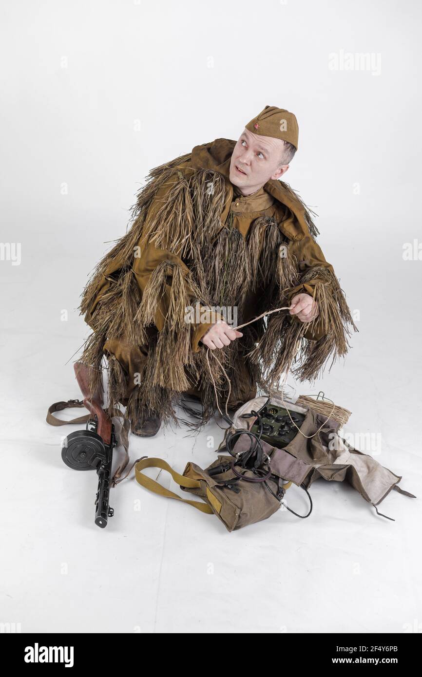 Homme militaire op?�rateur radio de l'arm?�e sovi?�tique en vieux uniforme militaire et v??tements 