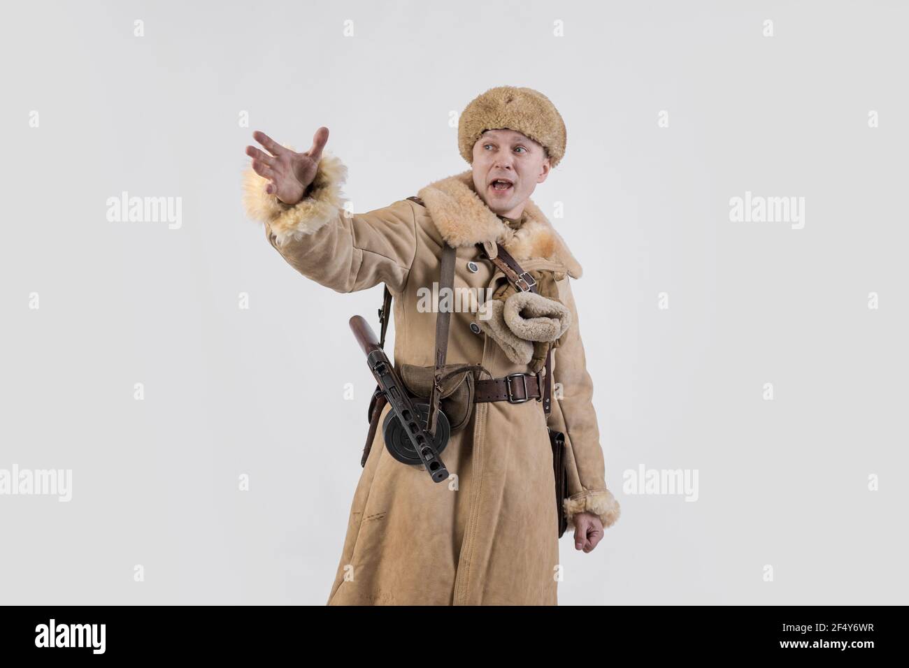 Un homme dans un uniforme militaire d�hiver d�un officier Un homme dans un uniforme militaire d�hiver d�un officier