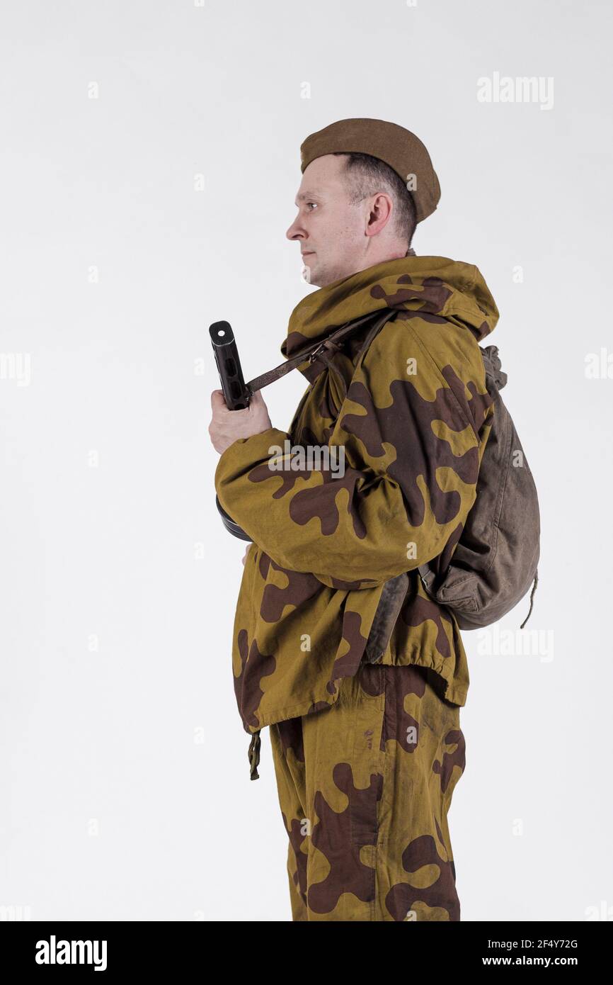 Acteur homme dans un ancien uniforme militaire et camouflage sniper vêtement  de marksman d'un soldat de l'armée soviétique pendant la Seconde Guerre  mondiale Photo Stock - Alamy