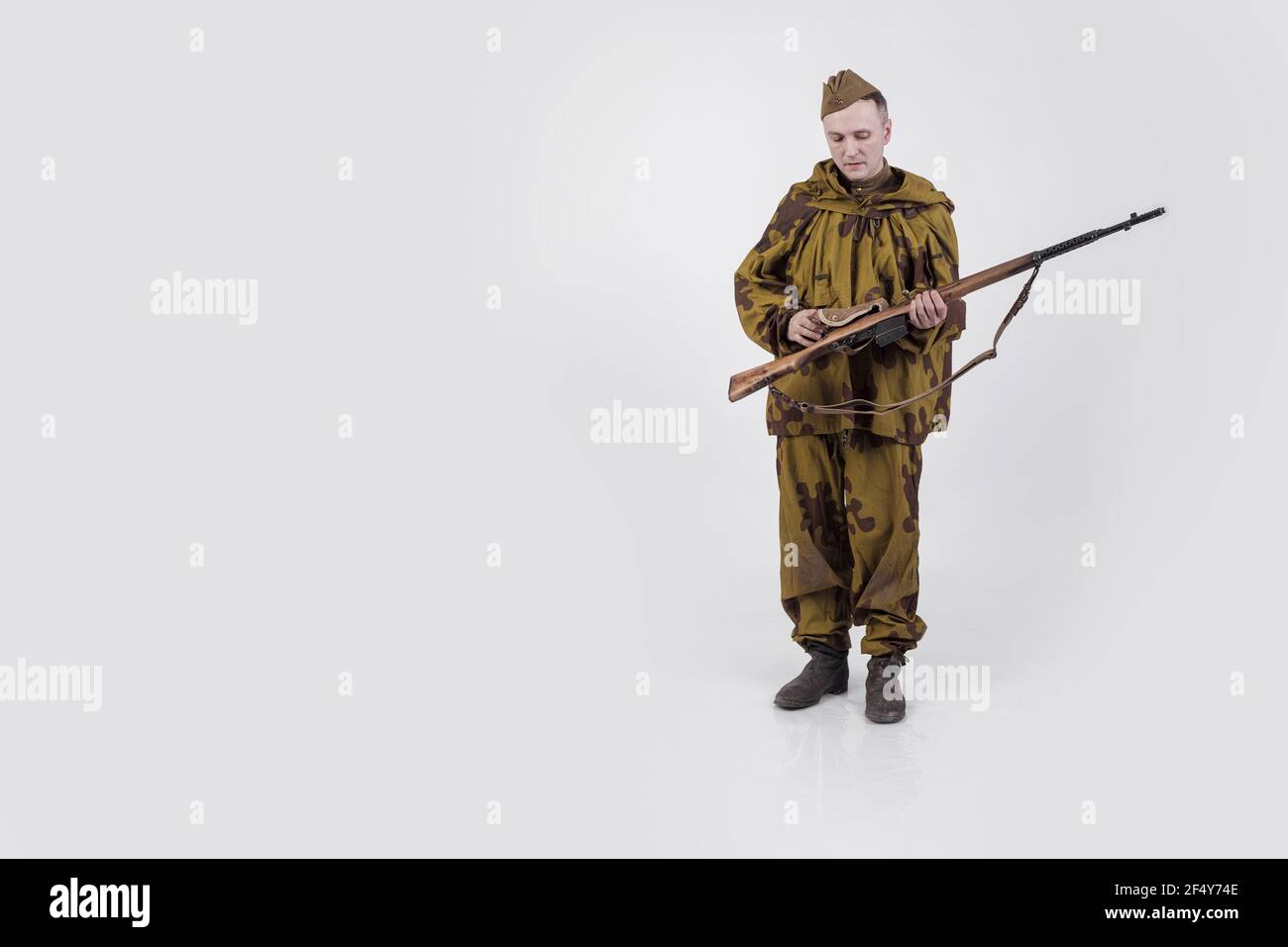 Acteur homme dans un ancien uniforme militaire et camouflage sniper  vêtement de marksman d'un soldat de l'armée soviétique pendant la Seconde  Guerre mondiale Photo Stock - Alamy