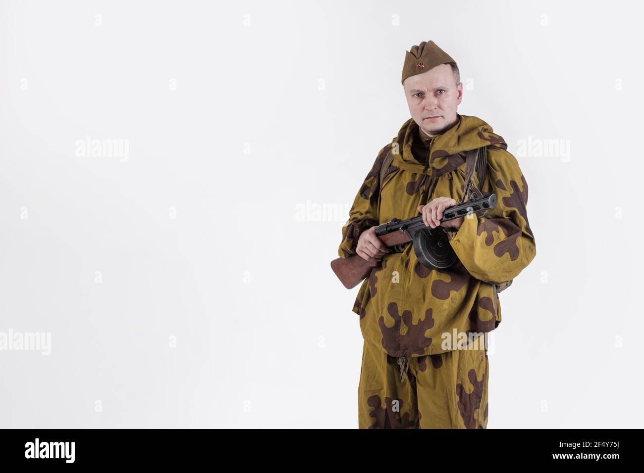 Acteur homme dans un ancien uniforme militaire et camouflage sniper vêtement  de marksman d'un soldat de l'armée soviétique pendant la Seconde Guerre  mondiale Photo Stock - Alamy
