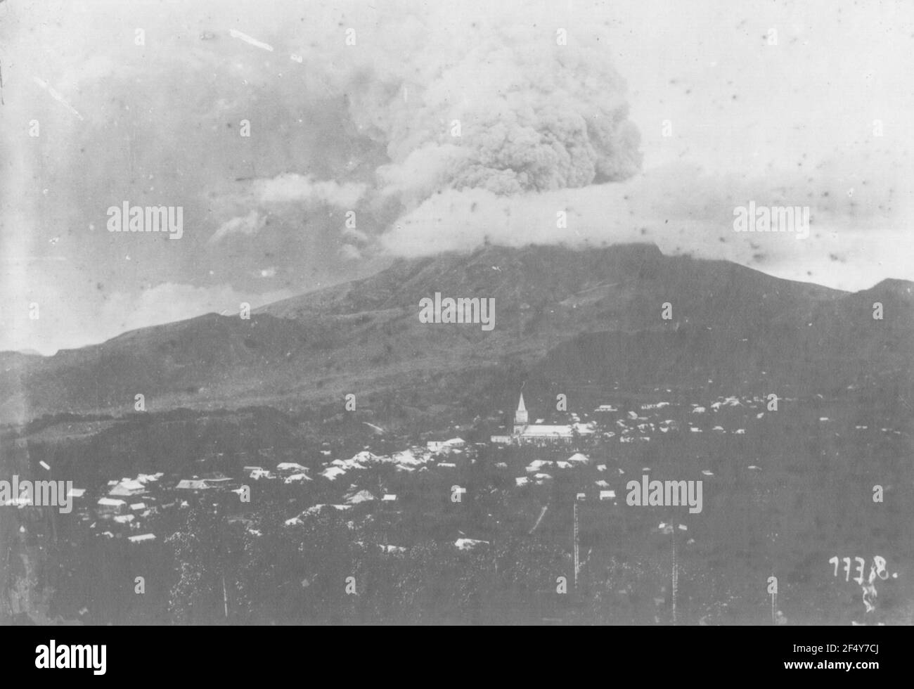 Saint-Pierre (Martinique). Vue sur la ville contre le volcan actif Mont Pelée Banque D'Images