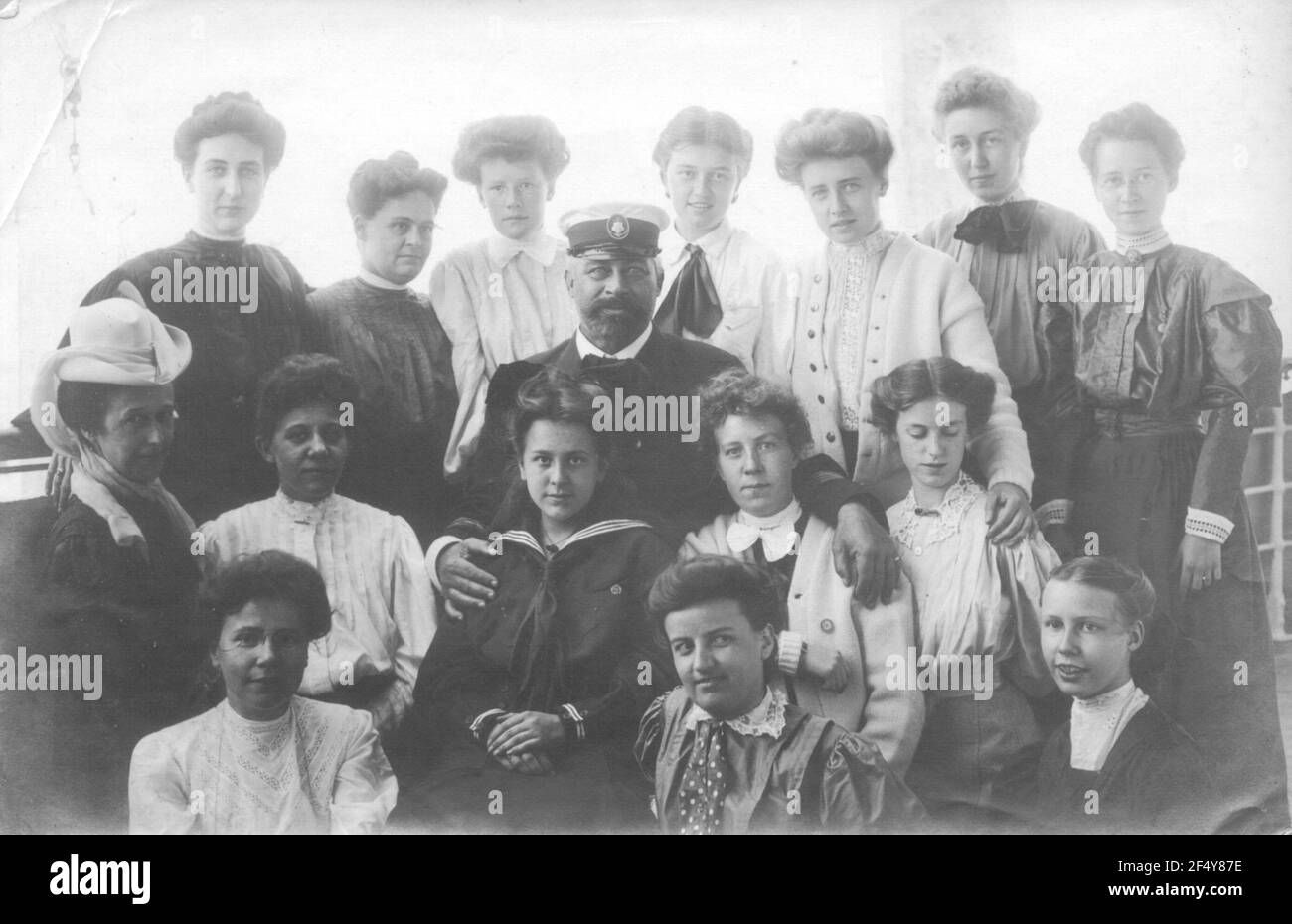 Croisières de la ligne Hamburg America, vers 1911/1913. Photo de groupe avec le capitaine d'un bateau à vapeur haute mer et les jeunes femmes à bord Banque D'Images