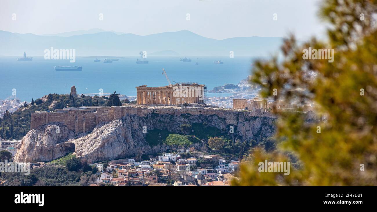 Athènes, Grèce. L'Acropole et le temple du Parthénon, point de repère. Vestiges anciens et vue panoramique sur la ville depuis la colline de Lycabette. Paysage urbain, bleu mer et ciel Banque D'Images