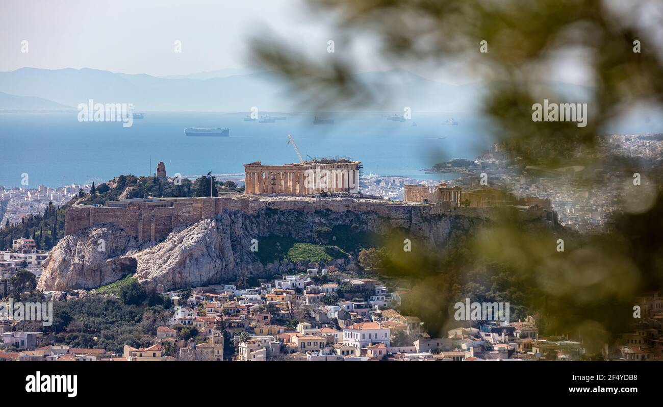 Athènes, Grèce. L'Acropole et le temple du Parthénon, point de repère. Vestiges anciens et vue panoramique sur la ville depuis la colline de Lycabette. Paysage urbain, bleu mer et ciel Banque D'Images