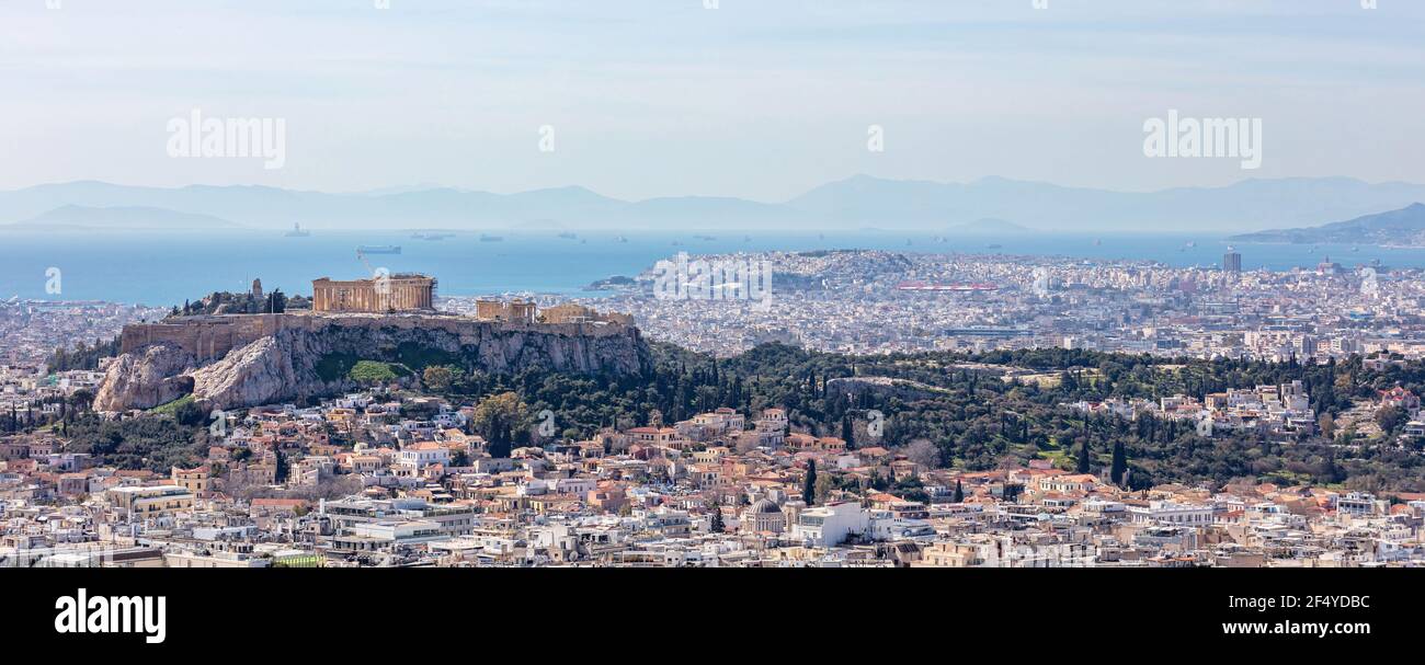 Athènes, Grèce. L'Acropole et le temple du Parthénon, point de repère. Paysage urbain, mer bleue et ciel. Vestiges anciens et vue panoramique sur la ville depuis Lyca Banque D'Images