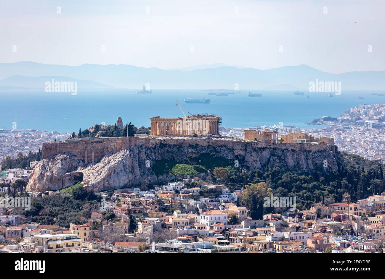 Athènes, Grèce. L'Acropole et le temple du Parthénon, point de repère. Les vestiges anciens offrent une vue panoramique depuis la colline de Lycabette. Paysage urbain, mer bleue et ciel backgrou Banque D'Images