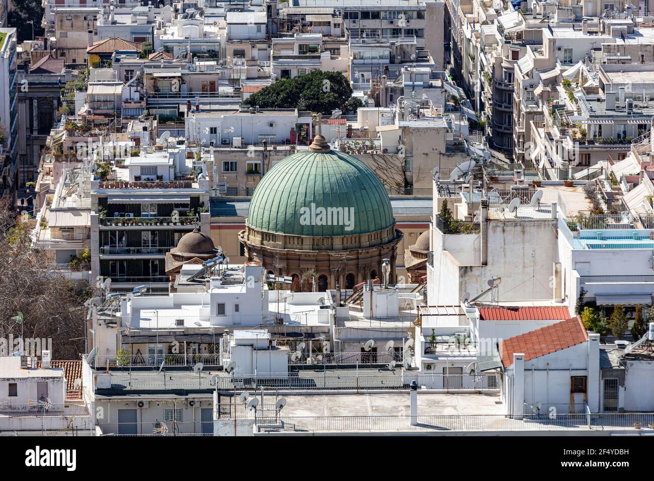 Athènes Grèce et Dionisios Areopagitis dôme de l'église vue aérienne depuis le mont Lycabette. Bâtiments résidentiels dans le centre-ville Banque D'Images