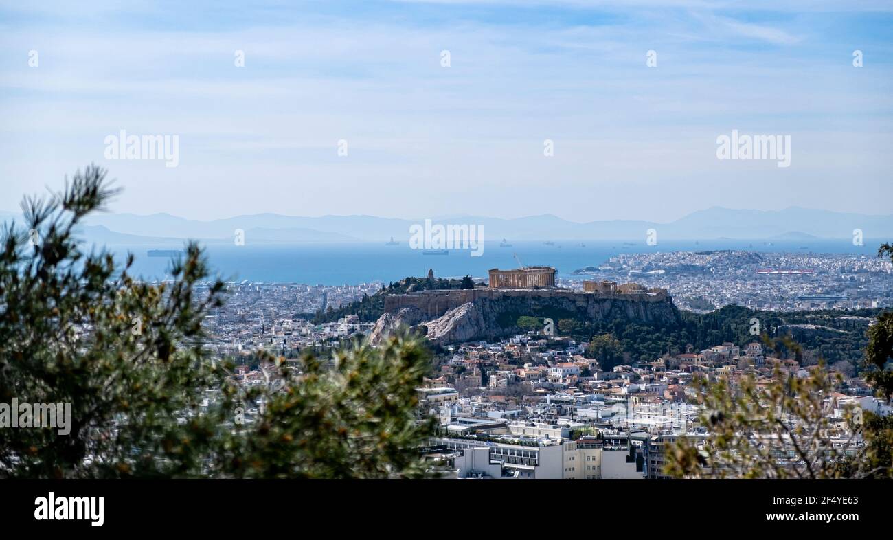 Athènes, Grèce. L'Acropole et le temple du Parthénon, point de repère. Les vestiges anciens offrent une vue panoramique depuis la colline de Lycabette. Paysage urbain, mer bleue et ciel backgrou Banque D'Images