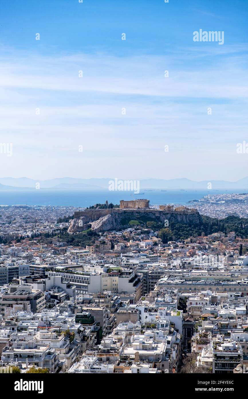 Athènes, un point de repère pour la Grèce. L'Acropole et le temple du Parthénon, les vestiges anciens et la vue panoramique sur la ville depuis la colline du Lycabette. Paysage urbain, bleu mer et ciel Banque D'Images