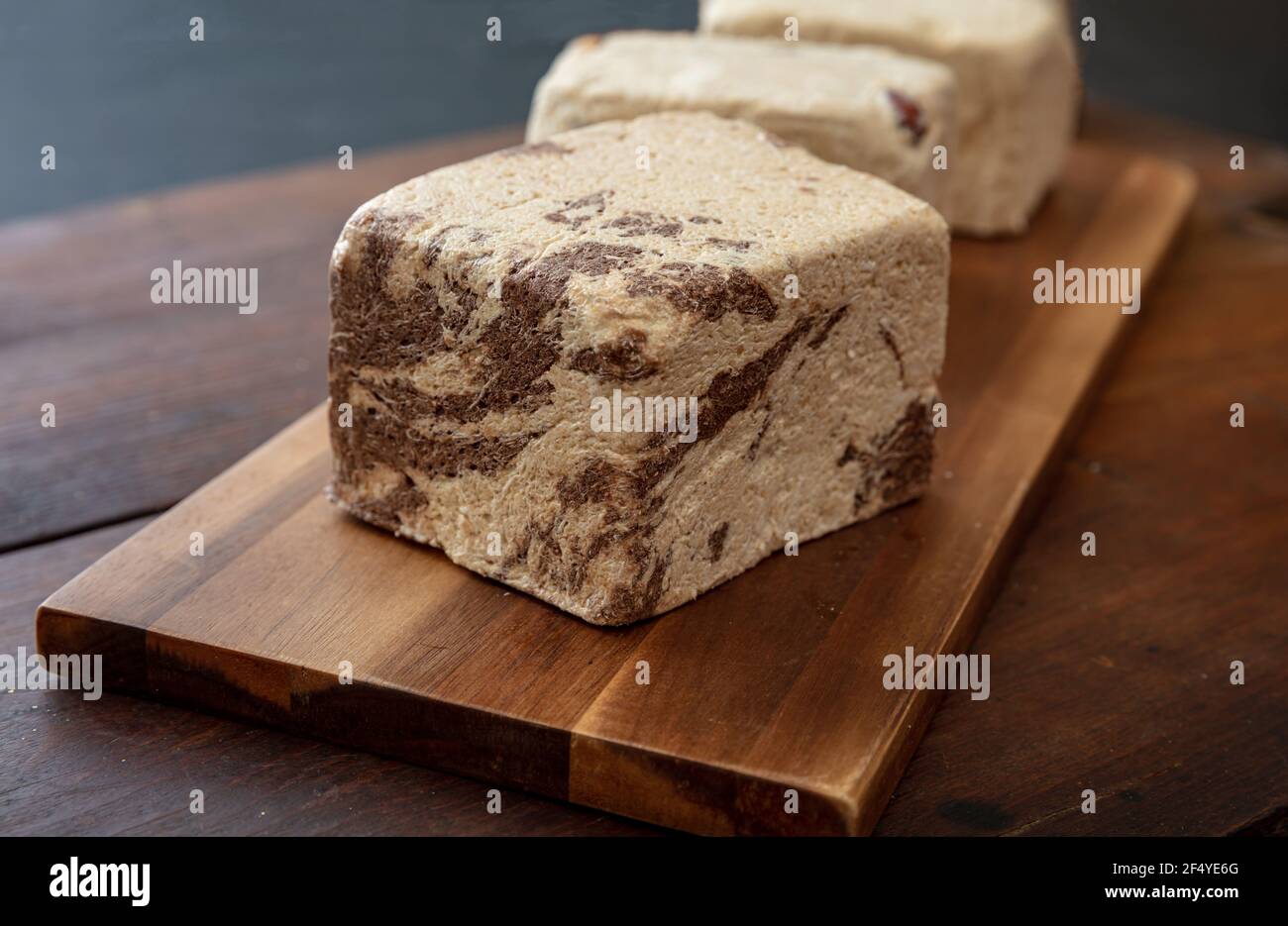 Morceaux de graines de cacao et de tournesol de halva sur fond de table en bois. Halah ou halwa au chocolat, dessert traditionnel à la fois avec tah au sésame Banque D'Images