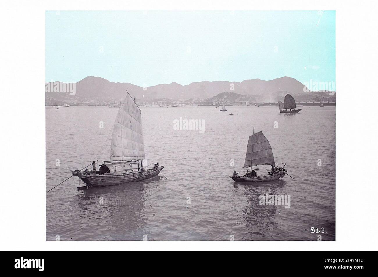 Hong Kong. Bateaux de sampan en face de la côte avec port Banque D'Images