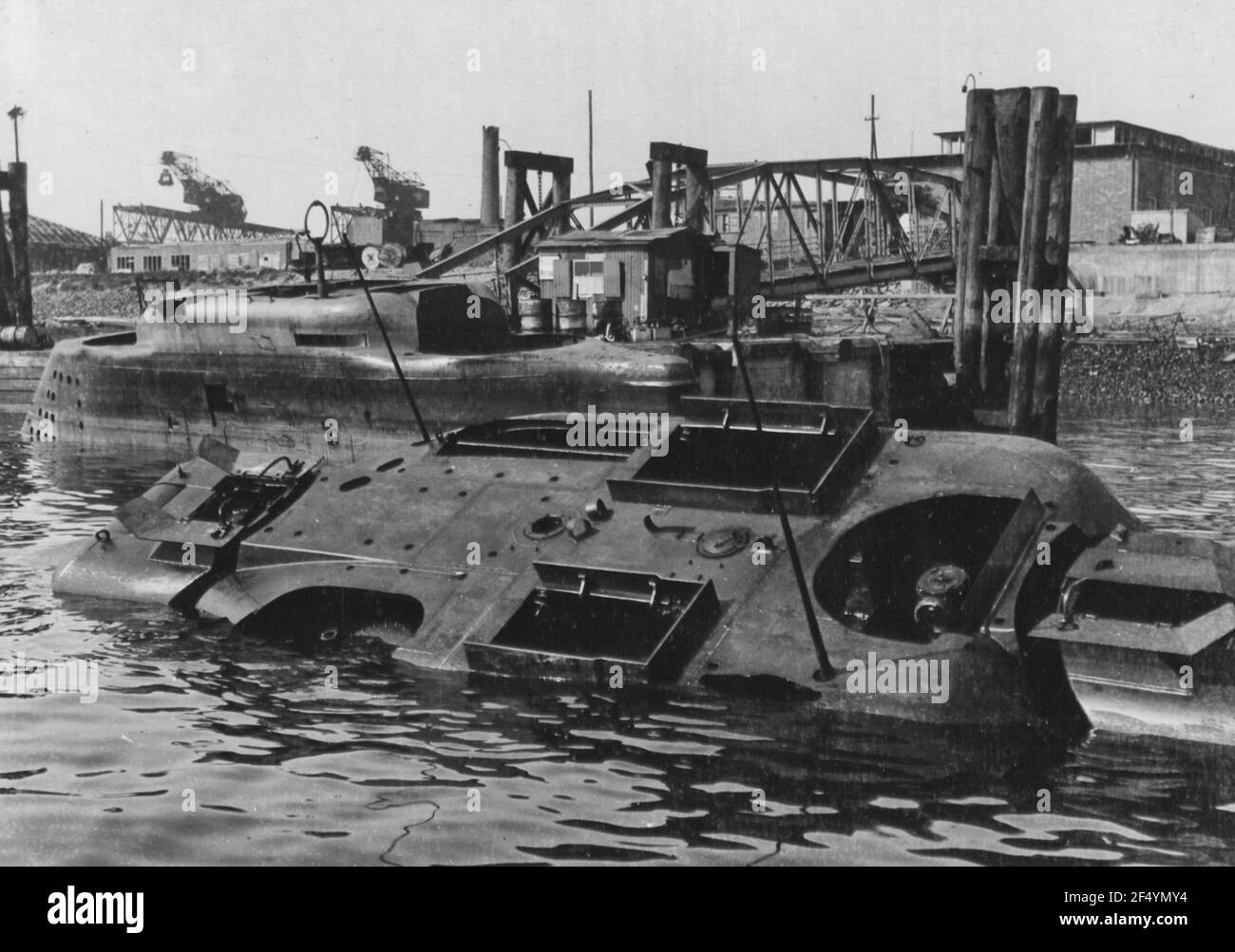 Les Conning Towers des deux sous-marins de type 21 sont vus sortir de l'eau après avoir été bombardé dans UNE attaque de nuit le 8 1945 avril dernier, alors que le navire prenait des magasins, à Hambourg, en Allemagne Banque D'Images