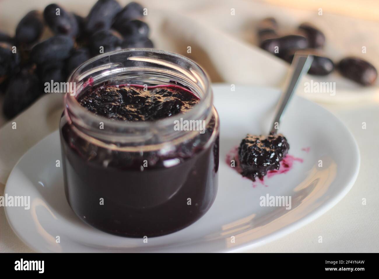 Confiture de raisin maison avec trois ingrédients, raisins noirs sans pépins, sucre et jus de lime. Prise de vue sur fond blanc Banque D'Images