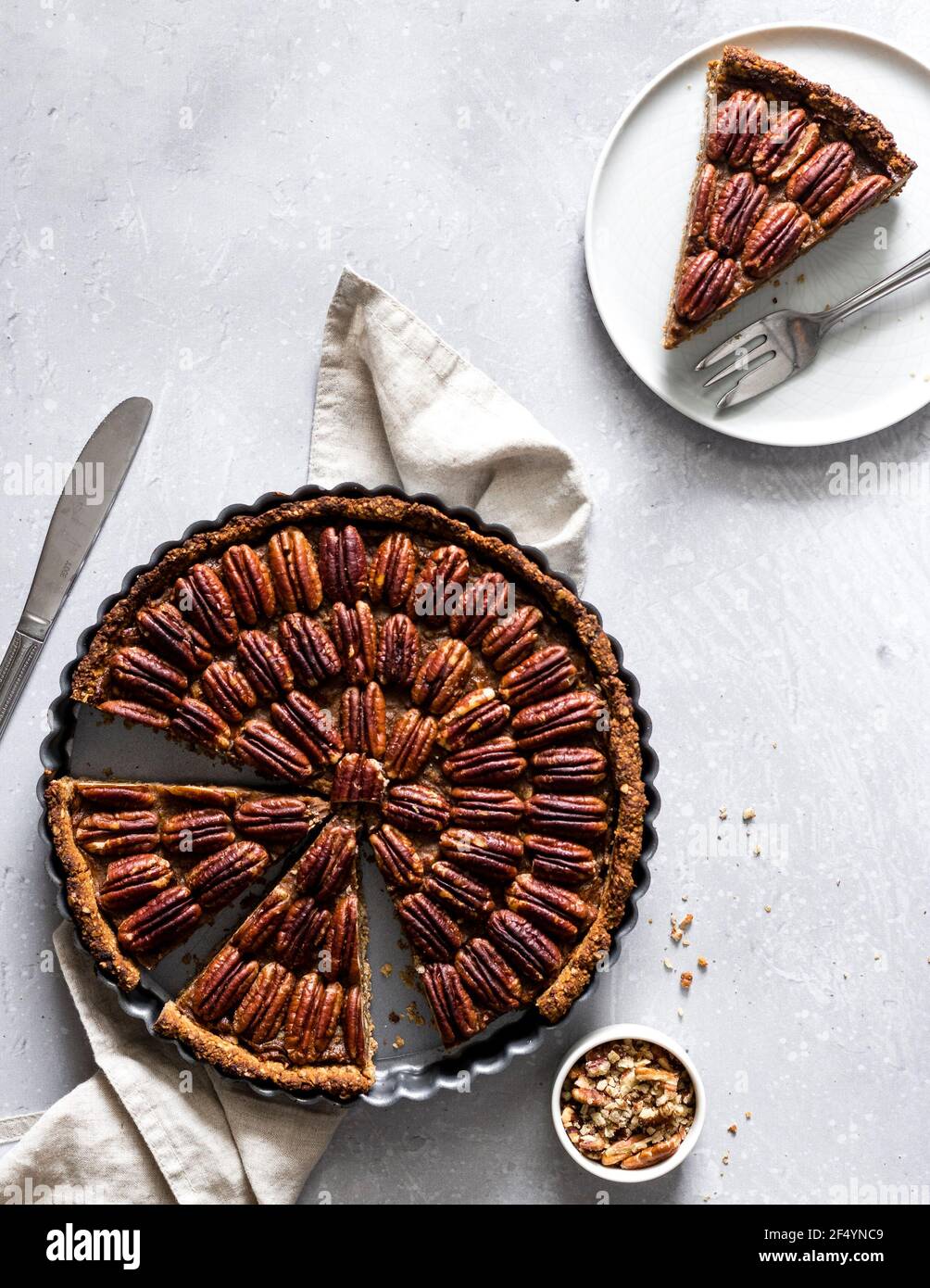 Une délicieuse tarte aux noix de pécan fraîchement cuite avec une petite touche de whisky, surmontée de demi-noix de pécan. Tranché et prêt à être servi comme une friandise de l'après-midi. Banque D'Images