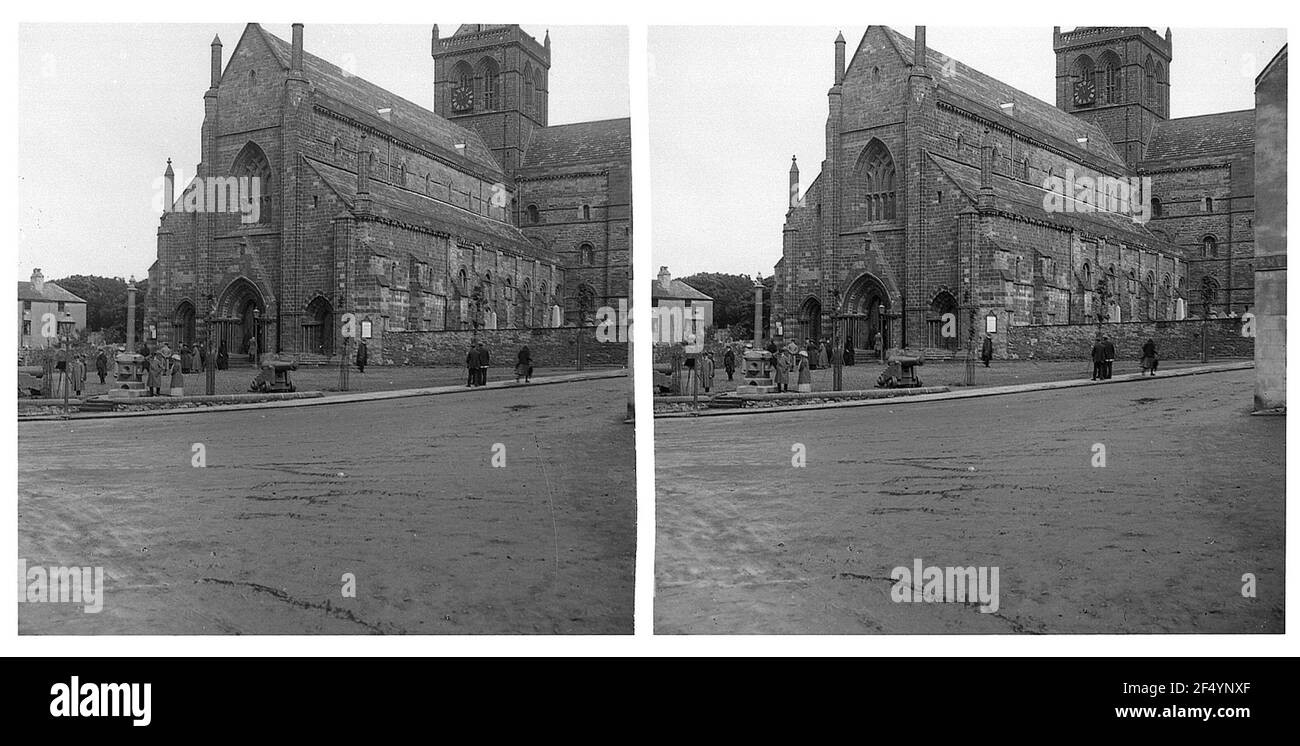 Kirkwall, Écosse. Touristes sur la place en face de la cathédrale Saint-Magnus Banque D'Images