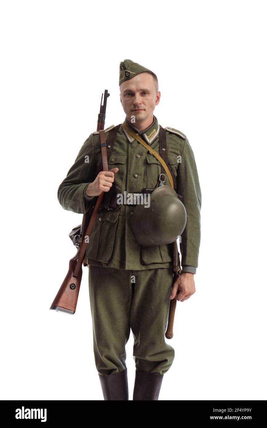 Homme acteur en uniforme militaire historique comme soldat de L'armée  allemande pendant la Seconde Guerre mondiale avec une machine le canon se  pose sur fond blanc Photo Stock - Alamy