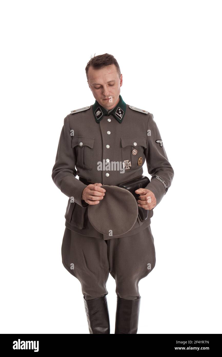 Homme acteur en uniforme militaire historique comme officier de l'armée  allemande pendant la Seconde Guerre mondiale, posant sur un fond noir dans  une lumière bleue pittoresque Photo Stock - Alamy