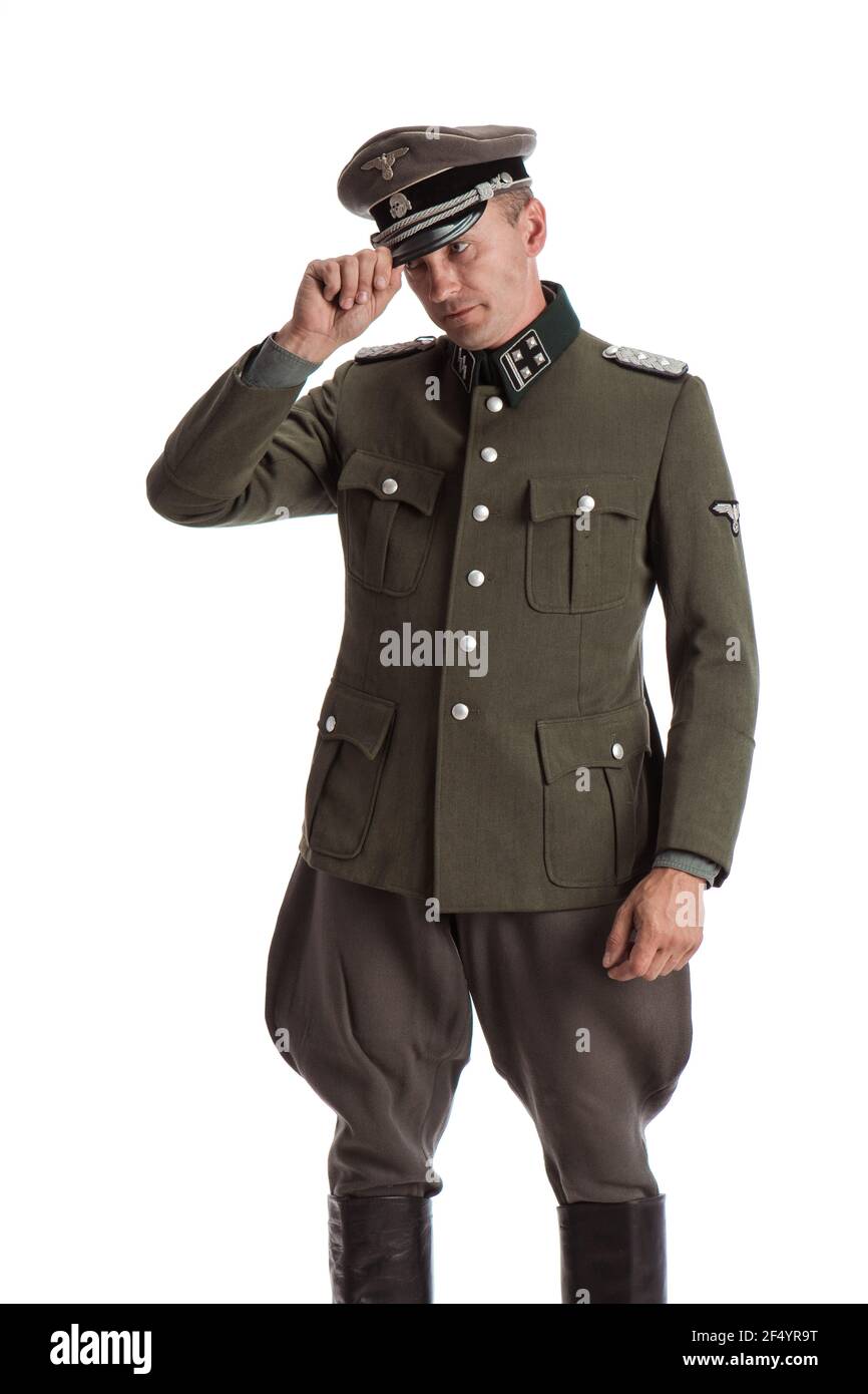 Homme acteur en uniforme militaire historique comme officier de l'armée  allemande pendant la Seconde Guerre mondiale, posant sur un fond noir dans  une lumière bleue pittoresque Photo Stock - Alamy