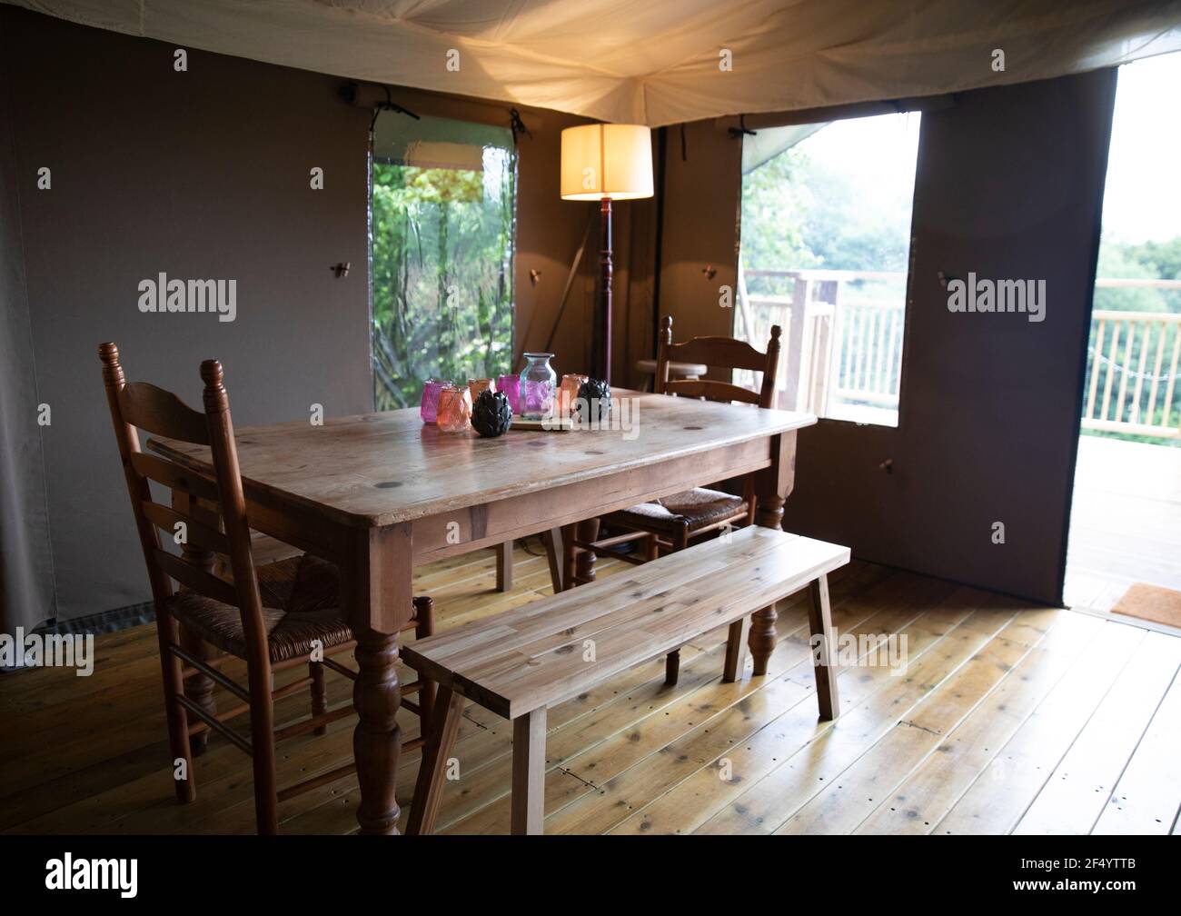 Bougies sur table à manger en bois dans la cabane yourt Banque D'Images