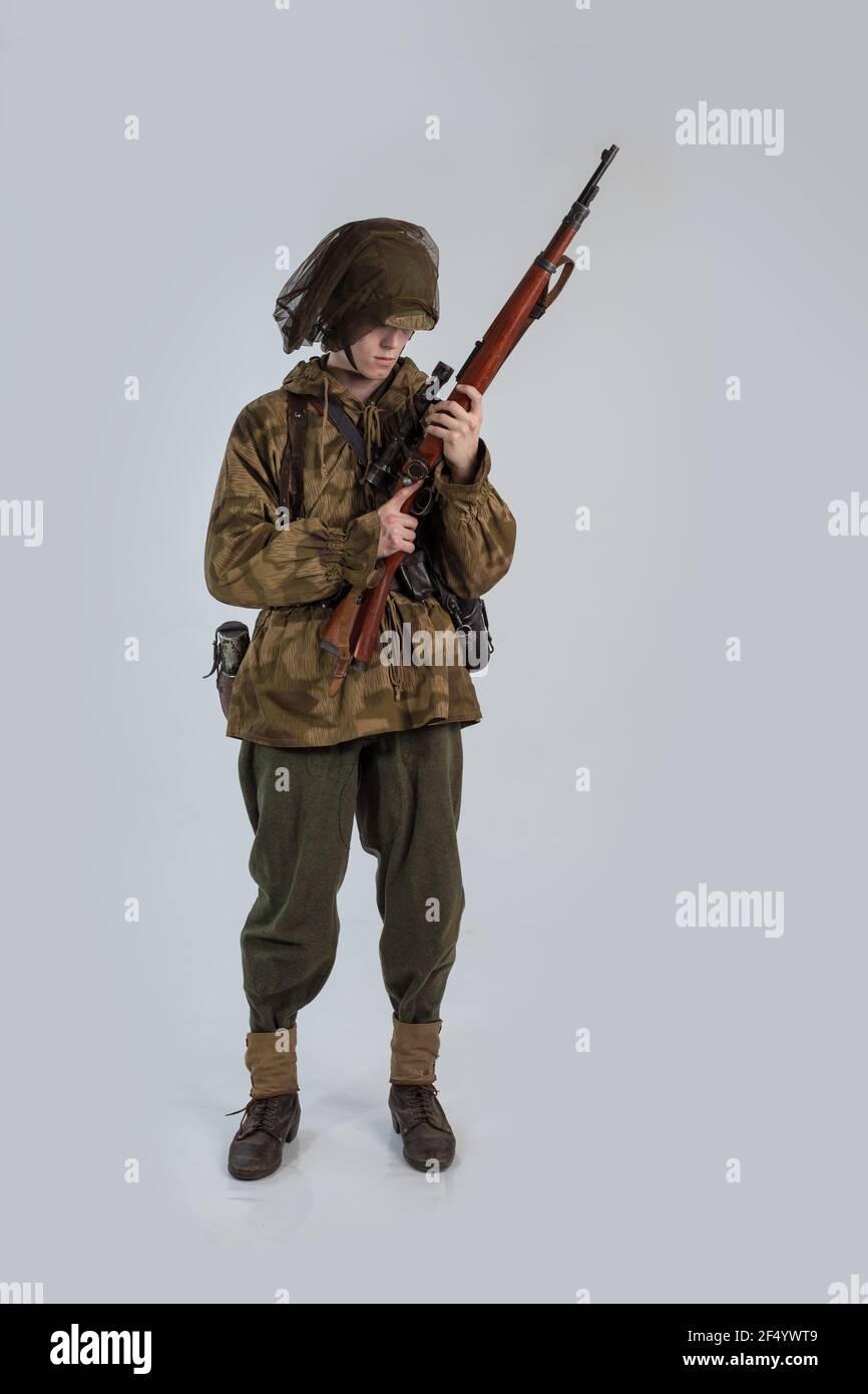 Acteur homme dans un ancien uniforme militaire et camouflage sniper vêtement  de marksman d'un soldat de l'armée allemande pendant la Seconde Guerre  mondiale Photo Stock - Alamy