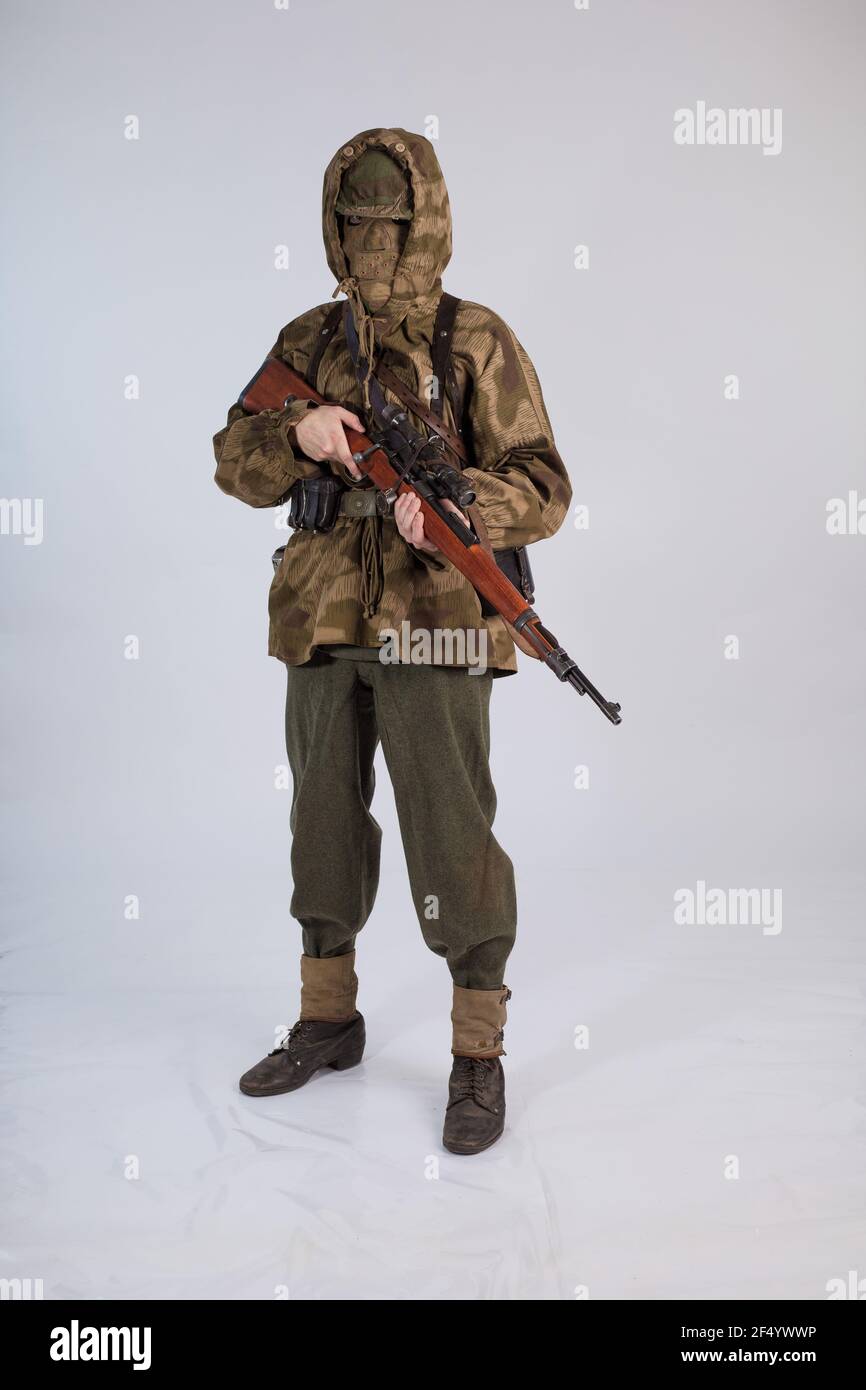 Acteur homme dans un ancien uniforme militaire et camouflage sniper  vêtement de marksman d'un soldat de l'armée allemande pendant la Seconde  Guerre mondiale Photo Stock - Alamy