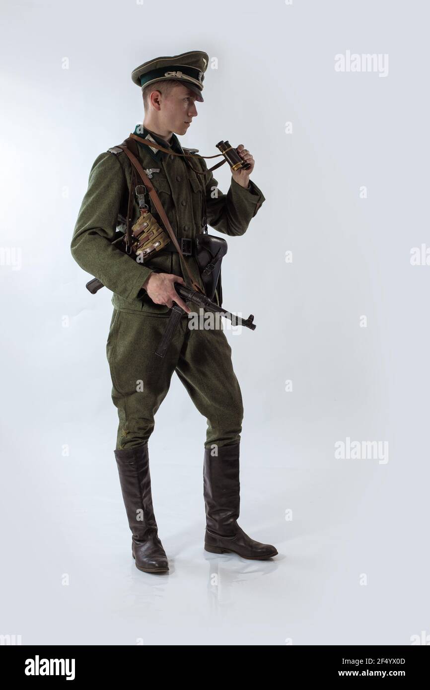 Acteur masculin réacteur en uniforme historique comme officier de L'armée allemande pendant la Seconde Guerre mondiale Banque D'Images